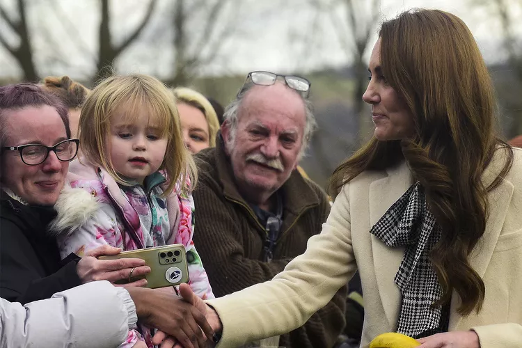 Kate Middleton arrête un convoi royal pour parler