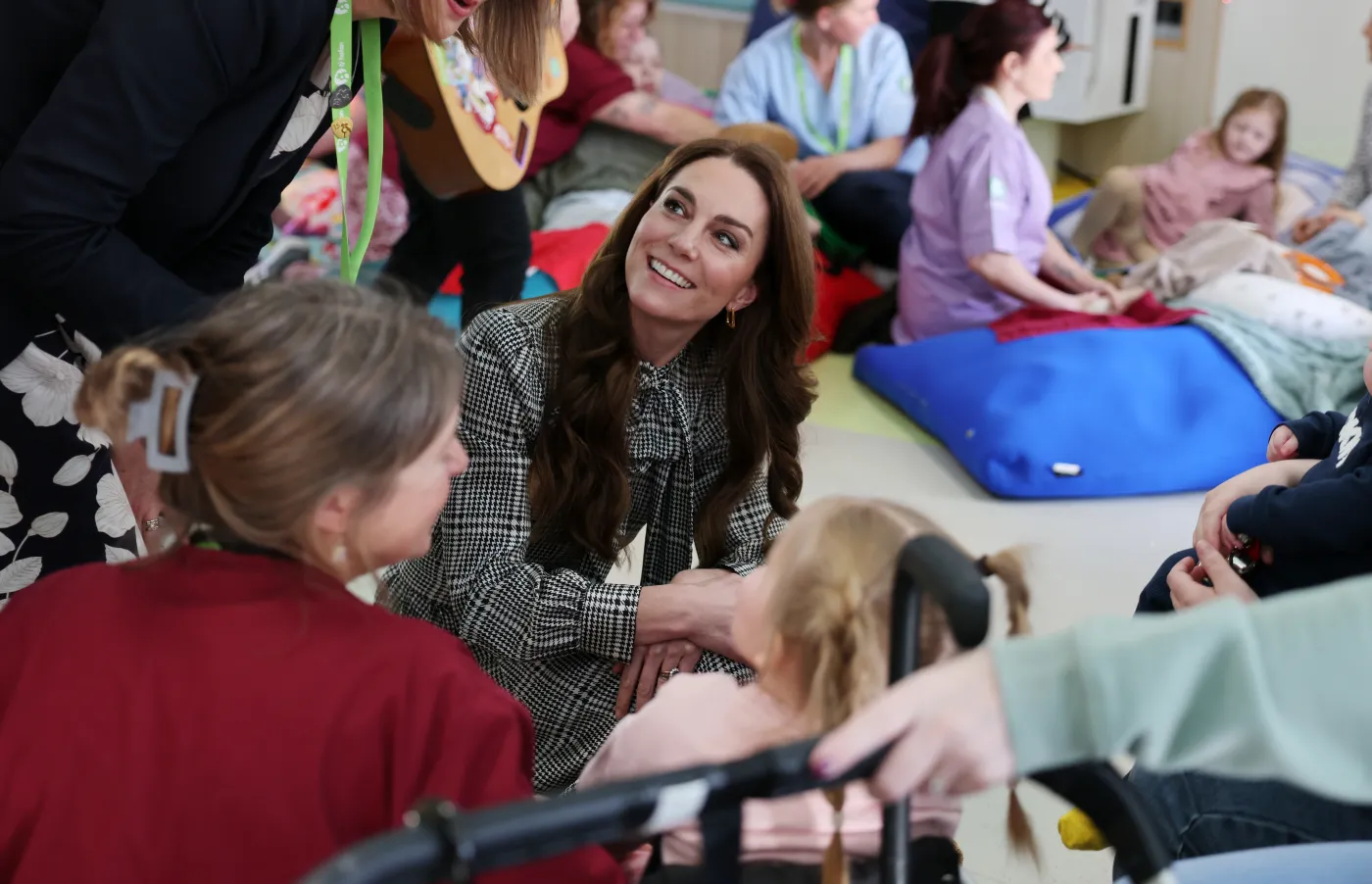 La princesse Kate Middleton joue avec des enfants lors d’une