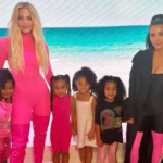 Khloé (à gauche) et Kim Kardashian (à l’extrême droite) avec True,