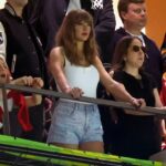 Taylor Swift arrive en blazer blanc